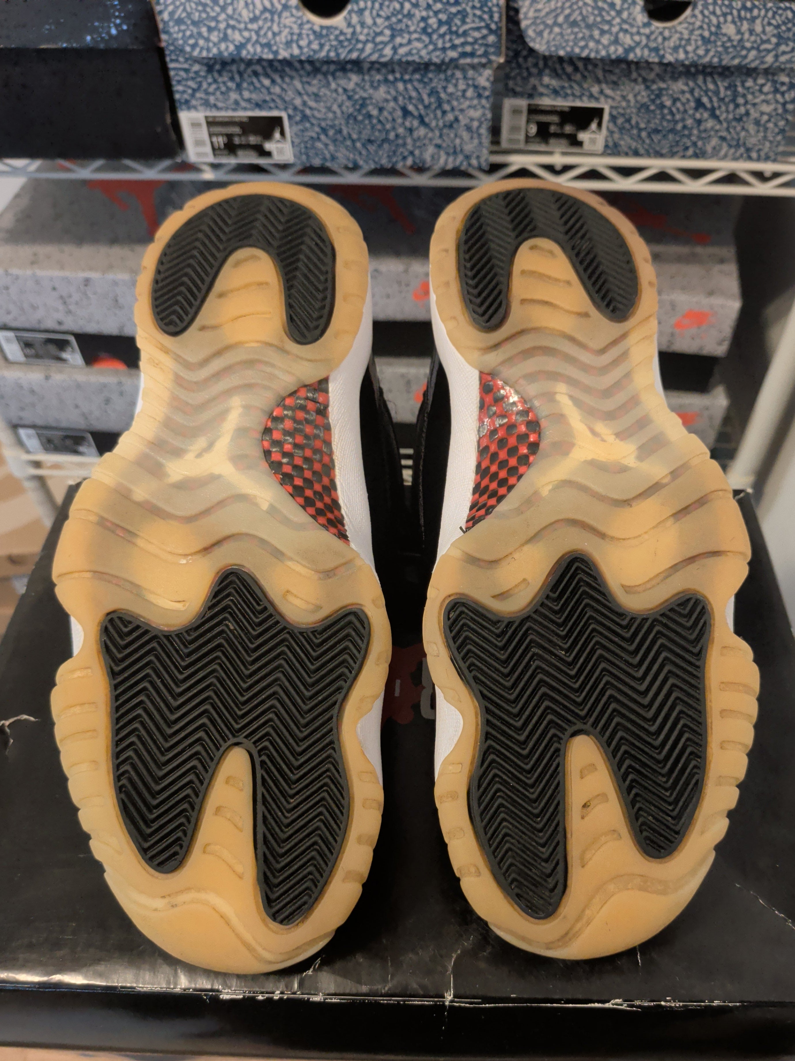 Jordan 11 Low - 72-10 - Pre Owned